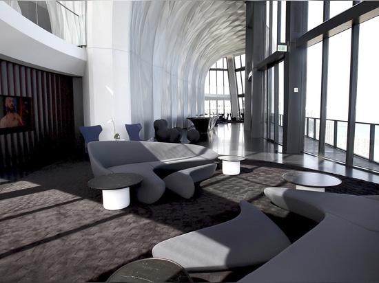 Tapis au motif fluide « Rombo » en noir | Miami, 1000 Museum
