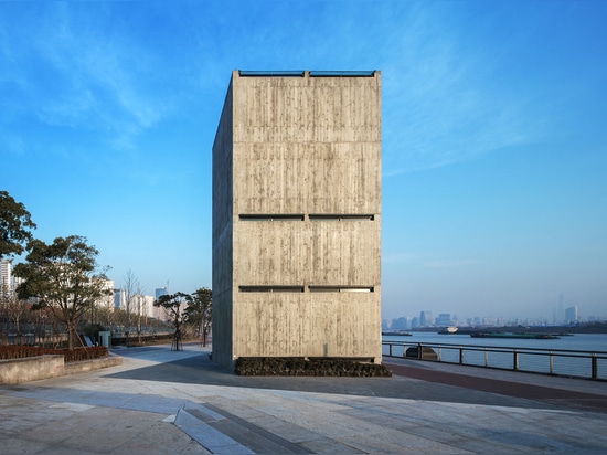 MAISON EN VERRE VERTICALE PAR ATELIER FCJZ