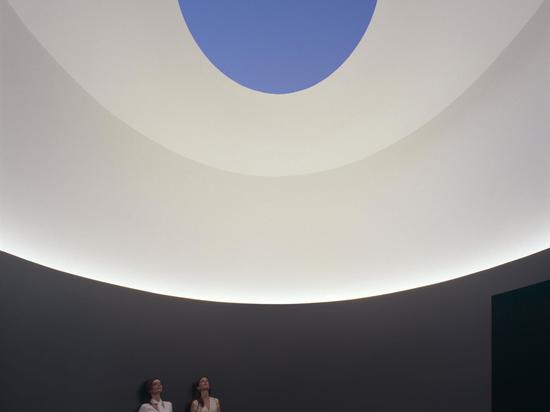 LA COULEUR À L'INTÉRIEUR PAR LES ASSOCIÉS SUR TERRE + LE JAMES TURRELL SKYSPACE