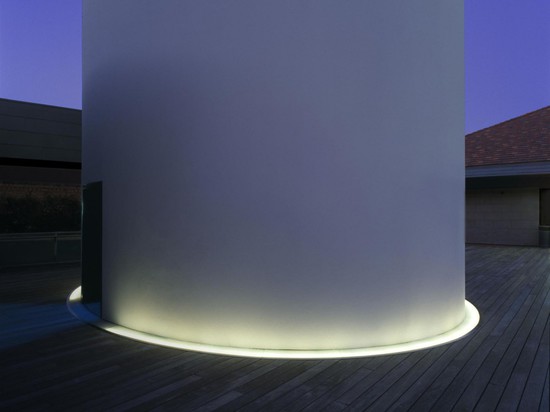 LA COULEUR À L'INTÉRIEUR PAR LES ASSOCIÉS SUR TERRE + LE JAMES TURRELL SKYSPACE