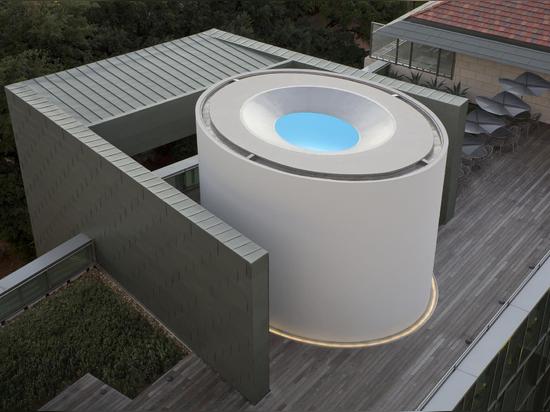 LA COULEUR À L'INTÉRIEUR PAR LES ASSOCIÉS SUR TERRE + LE JAMES TURRELL SKYSPACE