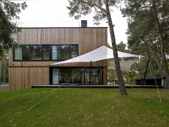 MAISON DE BORD DE LA MER PAR ULTRA DES ARCHITECTES