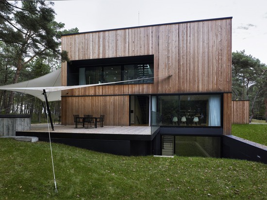 MAISON DE BORD DE LA MER PAR ULTRA DES ARCHITECTES