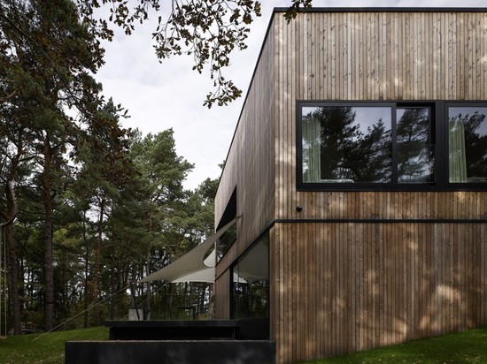 MAISON DE BORD DE LA MER PAR ULTRA DES ARCHITECTES